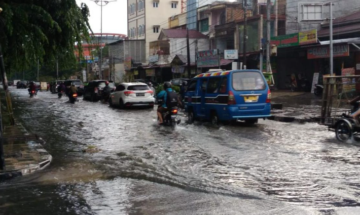 Hujan Lebat Guyur Medan, Beberapa Ruas Jalan Terendam Banjir