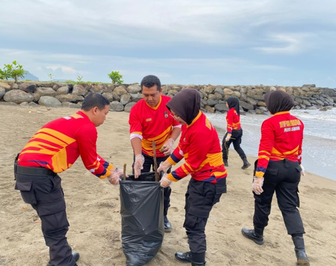Warga Padang Gelar Aksi Bersih Pantai, Relawan Berdatangan