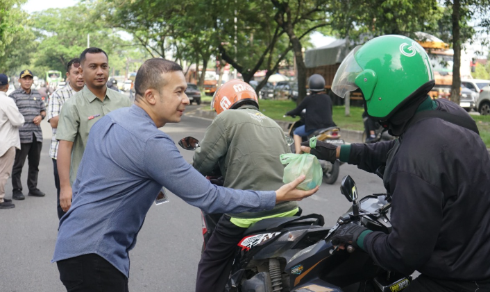 Aksi Solidaritas Warga Medan: Bagikan Ratusan Porsi Makanan