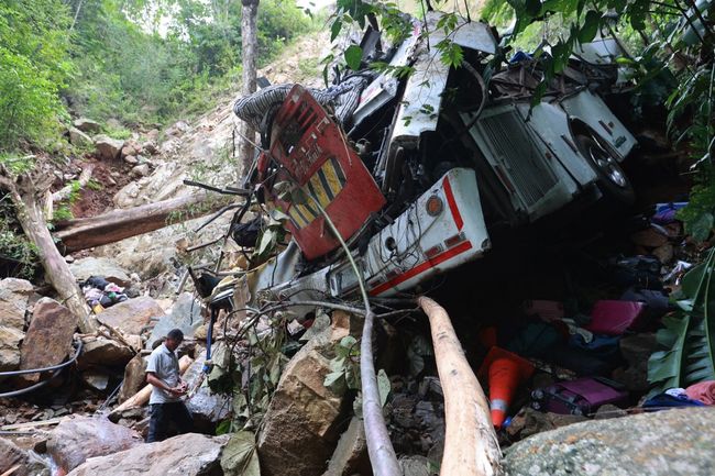 Bus Rombongan Siswa Terjun ke Jurang, 16 Orang Tewas