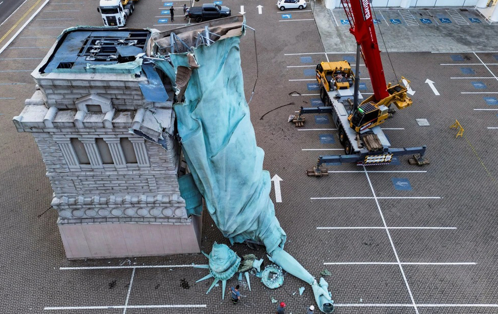 patung liberty di brasil roboh